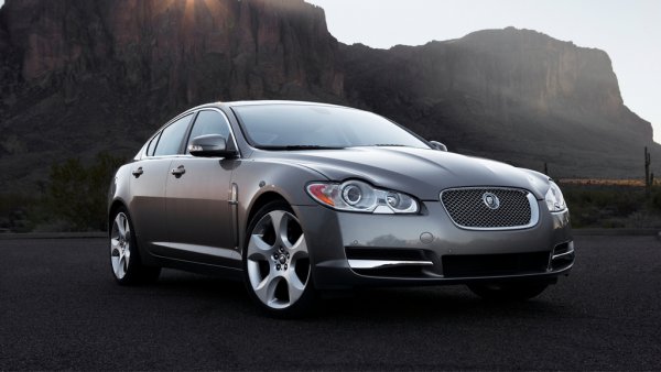 Покупката на Jaguar на старо може да накара и ресторантските сметки в Слънчев бряг да ви изглеждат скромни. От друга страна, старият Jag, с дизайн на Йън Колъм, със сигурност е по-луксозен от повечето "петзвездни" хотели по морето. Във Великобритания можете да го вземете с фантастичния 4.2-литров V8 двигател за 4999 лири - под 5900 евро. 
